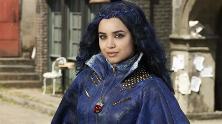 Is Sofia Carson dating a boyfriend? Explore her parents and dating rumors.