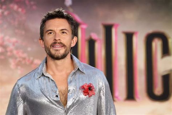 Jonathan Bailey Wiki, Bio, Gay, Girlfriend, Married, Net Worth, TV Shows