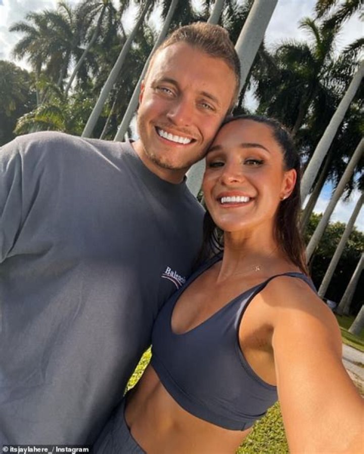 Kayla Itsines Fiance, Tobi Pearce Wiki Facts: Engagement, Height, Net worth, Sister, Age