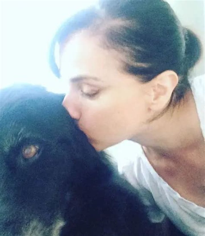 Mia Kirshner Net Worth, Death, Dating, Dog, Facts